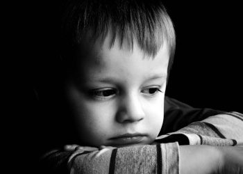 التأثير الصادم للصدمة العاطفية على دماغ الطفل