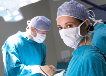 تفاءل إن كان طبيبك الجراح امرأة