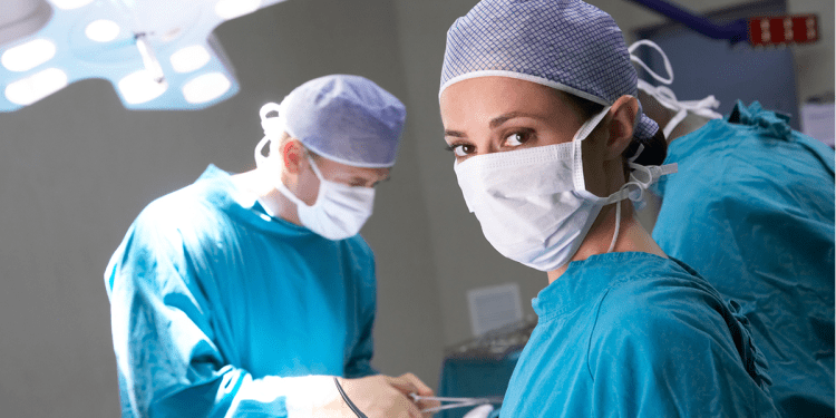 تفاءل إن كان طبيبك الجراح امرأة