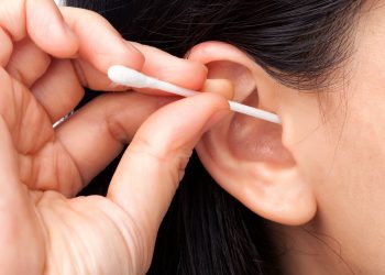 لماذا يجب ألّا تنظف الصملاخ من أذنيك؟