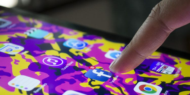 هل تتحكم مواقع التواصل الاجتماعي بتفكيرنا؟