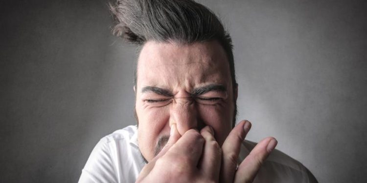 كتم العطس، قد يتسبب في تمزق الحلق