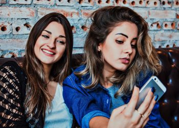 هل نبدو سعداء؟