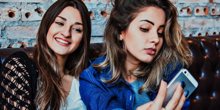 هل نبدو سعداء؟