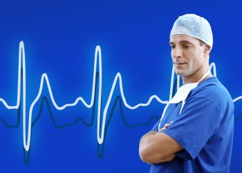 وحيدٌ في عيادة صحية، رجل أسترالي يعالج نفسه من نوبة قلبية