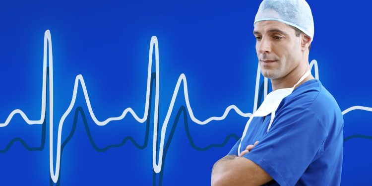 وحيدٌ في عيادة صحية، رجل أسترالي يعالج نفسه من نوبة قلبية