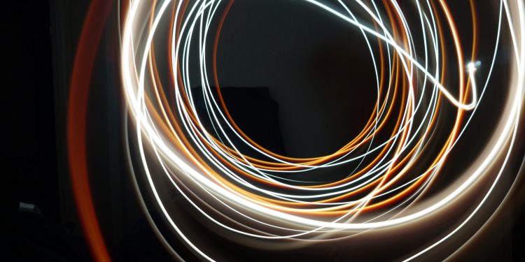 تسارع الأشعة الضوئيه على الأسطح المستوية في مسارات منحنية