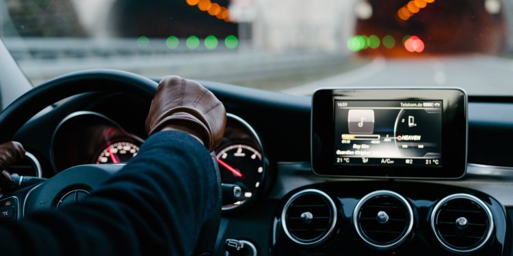 لماذا قد يجب عليك لف مفتاح سيارتك بالألومنيوم؟