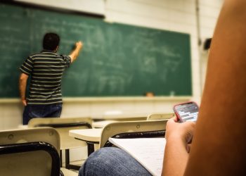مساوئ الانشغال بالهاتف في المحاضرات