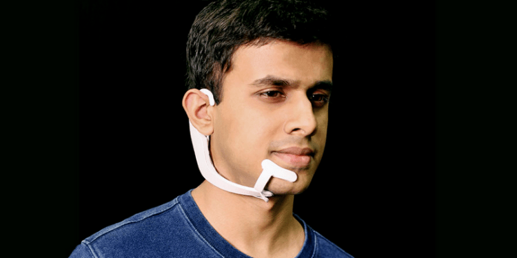 سماعة أذن جديدة يمكنها الاستماع لأفكارك والإجابة على أسئلتك